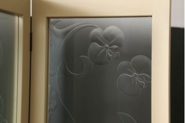 ガラスを4連パーテーションにリメイク!持ち込みのガラス以外に、すりガラス、気泡ガラス、モールガラスを使用。木枠は白ベースにペイント仕上げ。