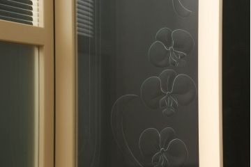 ガラスを4連パーテーションにリメイク!持ち込みのガラス以外に、すりガラス、気泡ガラス、モールガラスを使用。木枠は白ベースにペイント仕上げ。