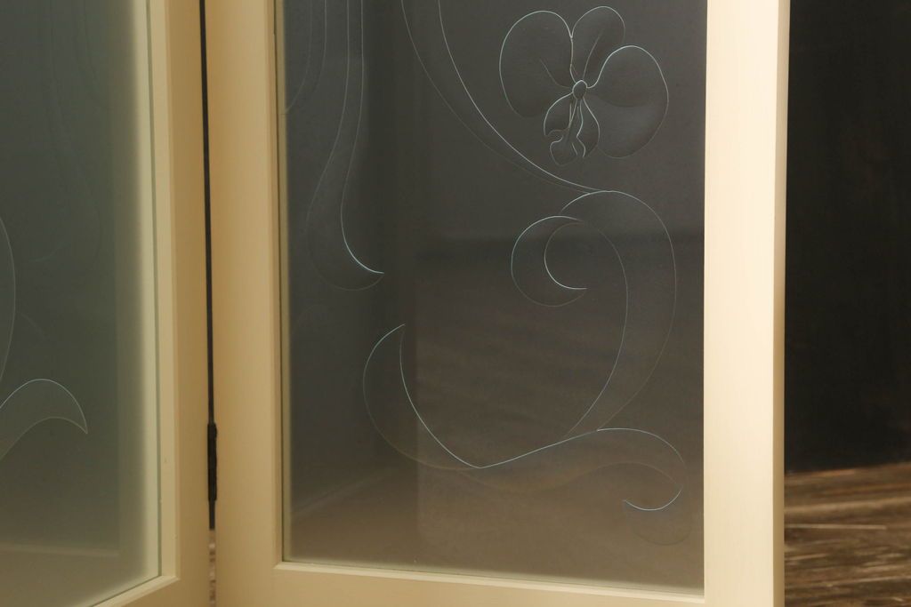 ガラスを4連パーテーションにリメイク!持ち込みのガラス以外に、すりガラス、気泡ガラス、モールガラスを使用。木枠は白ベースにペイント仕上げ。