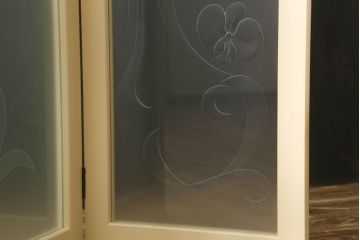 ガラスを4連パーテーションにリメイク!持ち込みのガラス以外に、すりガラス、気泡ガラス、モールガラスを使用。木枠は白ベースにペイント仕上げ。