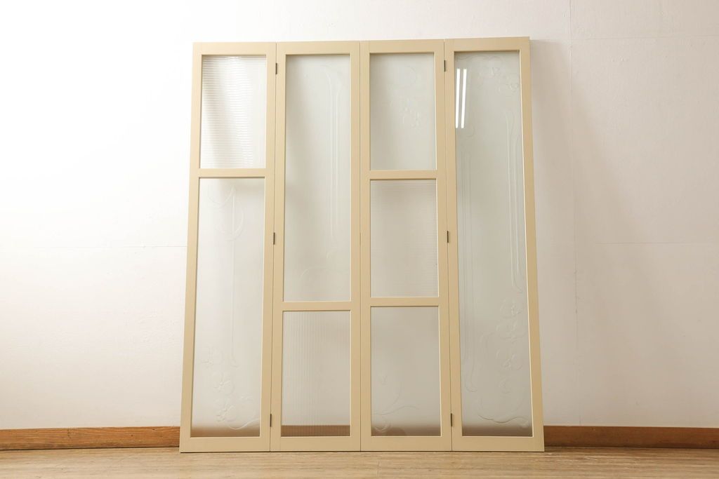 ガラスを4連パーテーションにリメイク!持ち込みのガラス以外に、すりガラス、気泡ガラス、モールガラスを使用。木枠は白ベースにペイント仕上げ。