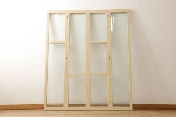 ガラスを4連パーテーションにリメイク!持ち込みのガラス以外に、すりガラス、気泡ガラス、モールガラスを使用。木枠は白ベースにペイント仕上げ。