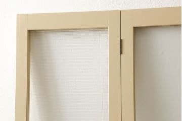 ガラスを4連パーテーションにリメイク!持ち込みのガラス以外に、すりガラス、気泡ガラス、モールガラスを使用。木枠は白ベースにペイント仕上げ。