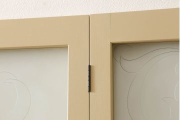 ガラスを4連パーテーションにリメイク!持ち込みのガラス以外に、すりガラス、気泡ガラス、モールガラスを使用。木枠は白ベースにペイント仕上げ。