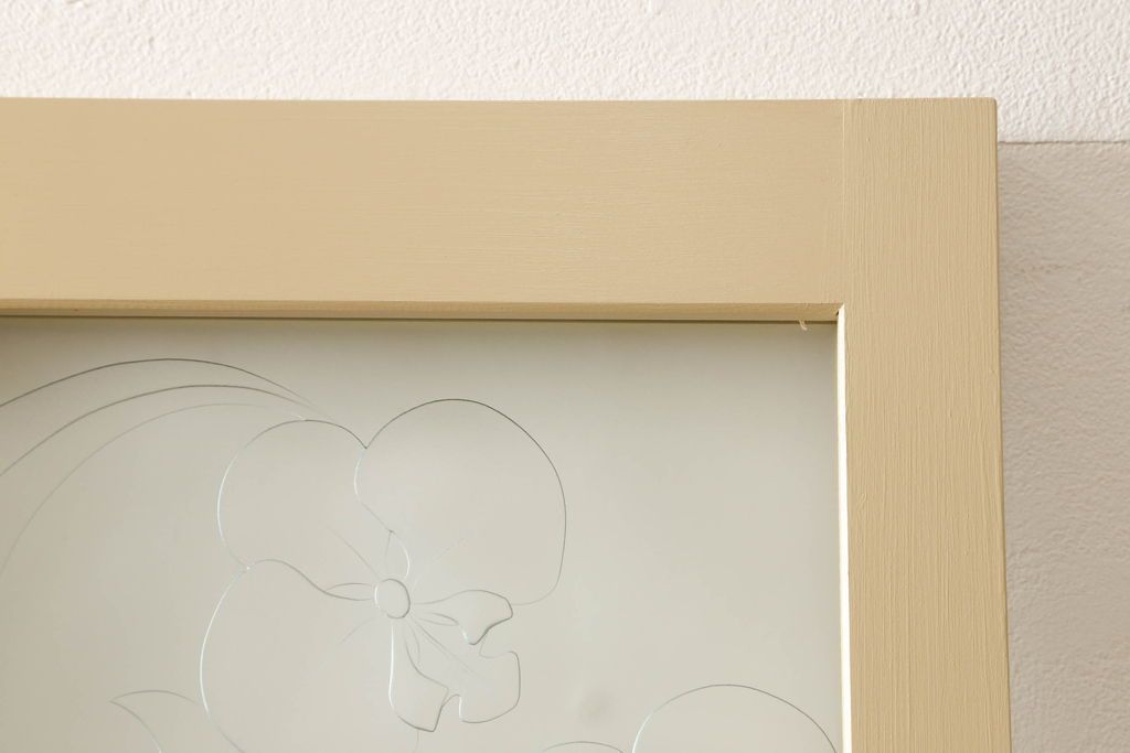 ガラスを4連パーテーションにリメイク!持ち込みのガラス以外に、すりガラス、気泡ガラス、モールガラスを使用。木枠は白ベースにペイント仕上げ。