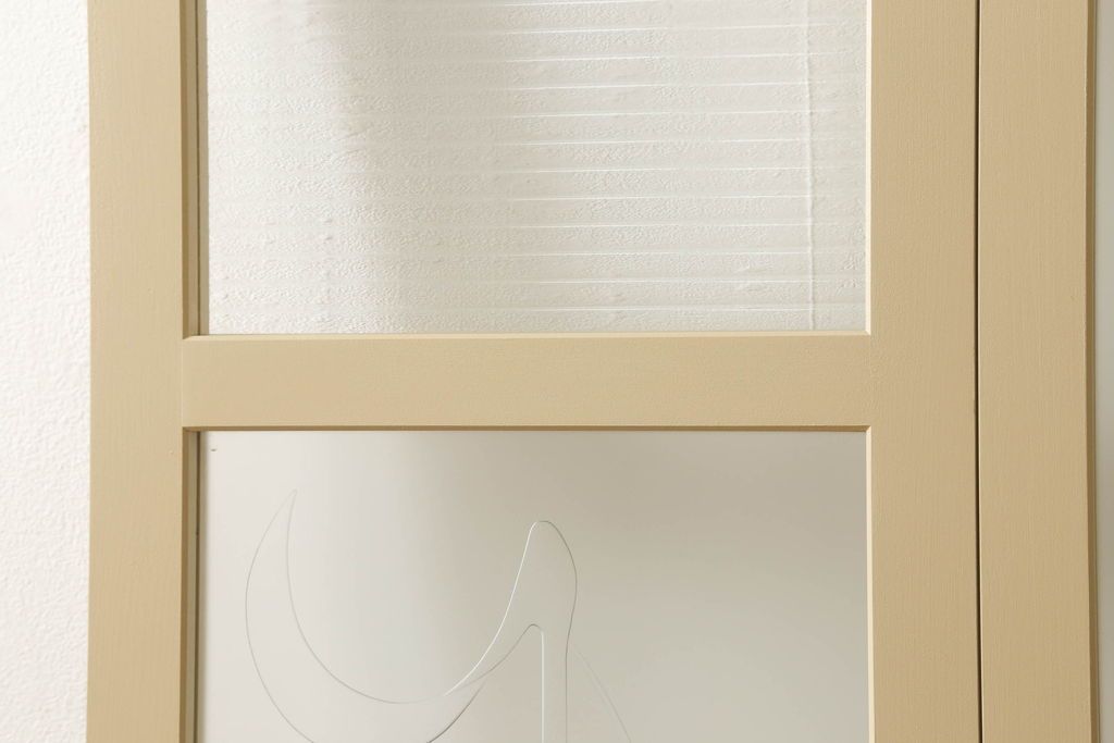 ガラスを4連パーテーションにリメイク!持ち込みのガラス以外に、すりガラス、気泡ガラス、モールガラスを使用。木枠は白ベースにペイント仕上げ。