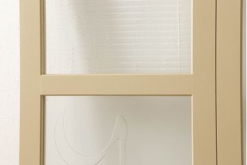 ガラスを4連パーテーションにリメイク!持ち込みのガラス以外に、すりガラス、気泡ガラス、モールガラスを使用。木枠は白ベースにペイント仕上げ。