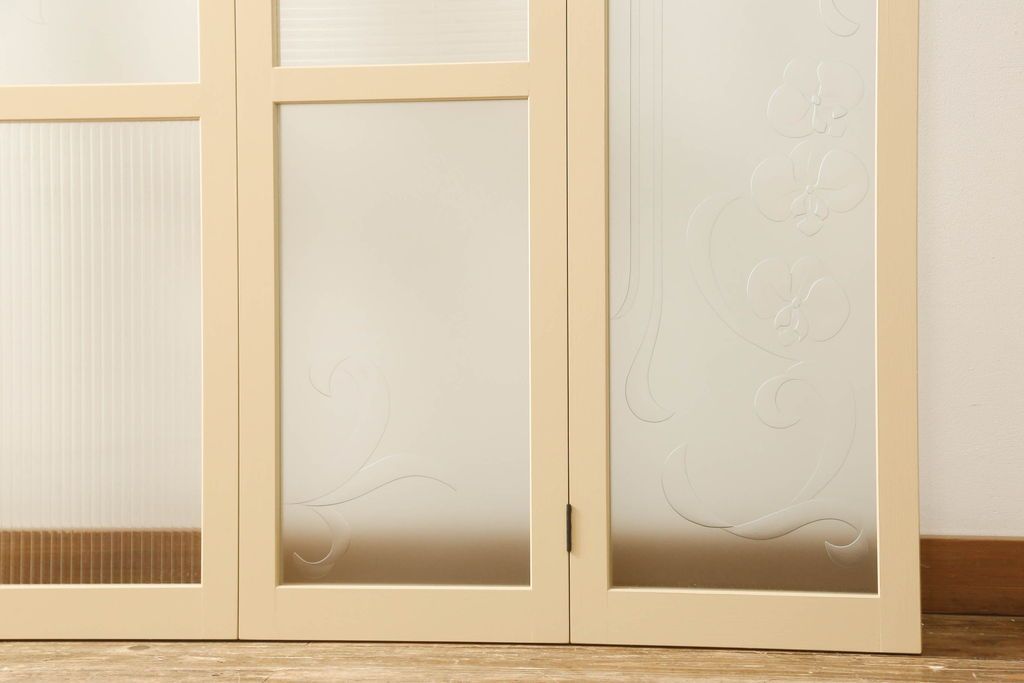 ガラスを4連パーテーションにリメイク!持ち込みのガラス以外に、すりガラス、気泡ガラス、モールガラスを使用。木枠は白ベースにペイント仕上げ。