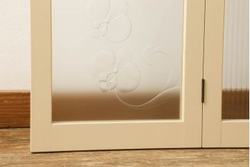 ガラスを4連パーテーションにリメイク!持ち込みのガラス以外に、すりガラス、気泡ガラス、モールガラスを使用。木枠は白ベースにペイント仕上げ。