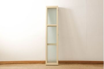 ガラスを4連パーテーションにリメイク!持ち込みのガラス以外に、すりガラス、気泡ガラス、モールガラスを使用。木枠は白ベースにペイント仕上げ。