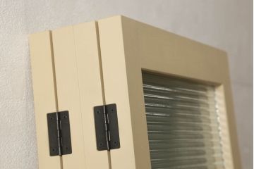 ガラスを4連パーテーションにリメイク!持ち込みのガラス以外に、すりガラス、気泡ガラス、モールガラスを使用。木枠は白ベースにペイント仕上げ。