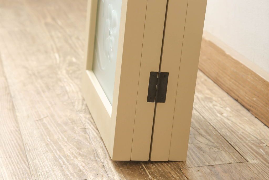 ガラスを4連パーテーションにリメイク!持ち込みのガラス以外に、すりガラス、気泡ガラス、モールガラスを使用。木枠は白ベースにペイント仕上げ。