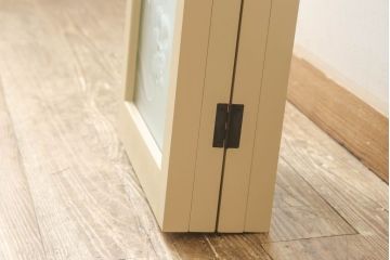 ガラスを4連パーテーションにリメイク!持ち込みのガラス以外に、すりガラス、気泡ガラス、モールガラスを使用。木枠は白ベースにペイント仕上げ。