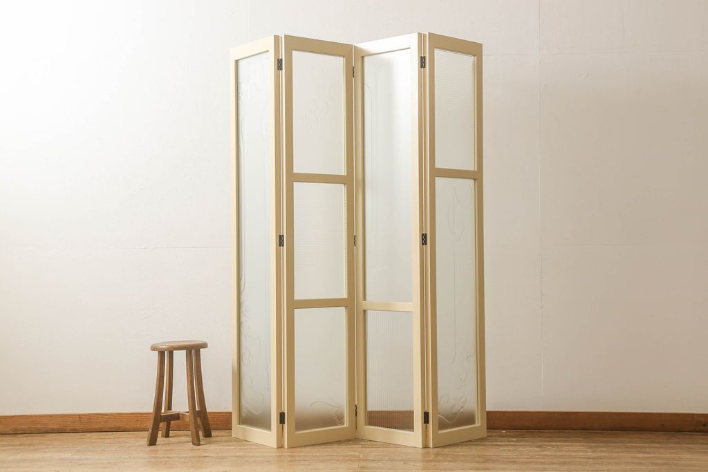 ガラスを4連パーテーションにリメイク!持ち込みのガラス以外に、すりガラス、気泡ガラス、モールガラスを使用。木枠は白ベースにペイント仕上げ。