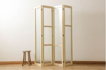 ガラスを4連パーテーションにリメイク!持ち込みのガラス以外に、すりガラス、気泡ガラス、モールガラスを使用。木枠は白ベースにペイント仕上げ。