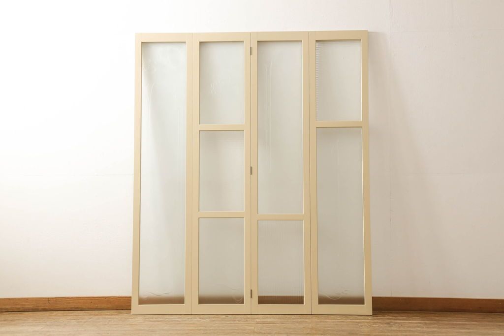 ガラスを4連パーテーションにリメイク!持ち込みのガラス以外に、すりガラス、気泡ガラス、モールガラスを使用。木枠は白ベースにペイント仕上げ。