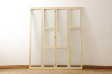 ガラスを4連パーテーションにリメイク!持ち込みのガラス以外に、すりガラス、気泡ガラス、モールガラスを使用。木枠は白ベースにペイント仕上げ。