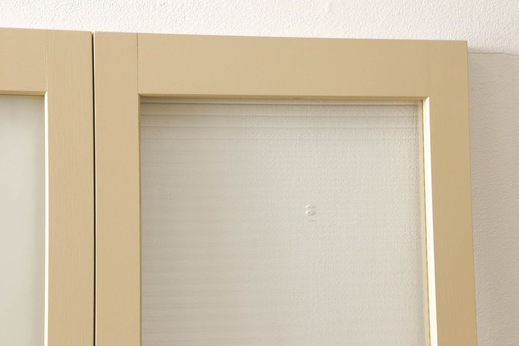 ガラスを4連パーテーションにリメイク!持ち込みのガラス以外に、すりガラス、気泡ガラス、モールガラスを使用。木枠は白ベースにペイント仕上げ。