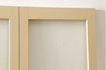 ガラスを4連パーテーションにリメイク!持ち込みのガラス以外に、すりガラス、気泡ガラス、モールガラスを使用。木枠は白ベースにペイント仕上げ。