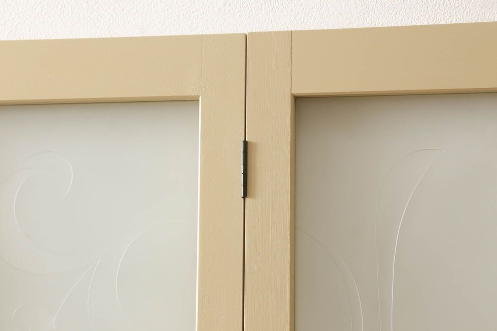 ガラスを4連パーテーションにリメイク!持ち込みのガラス以外に、すりガラス、気泡ガラス、モールガラスを使用。木枠は白ベースにペイント仕上げ。