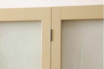 ガラスを4連パーテーションにリメイク!持ち込みのガラス以外に、すりガラス、気泡ガラス、モールガラスを使用。木枠は白ベースにペイント仕上げ。