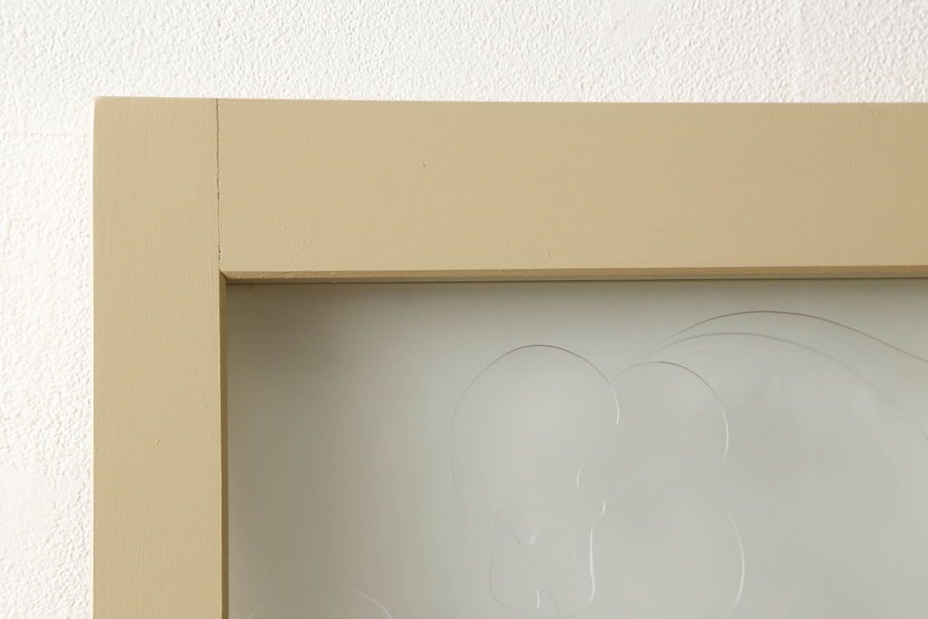 ガラスを4連パーテーションにリメイク!持ち込みのガラス以外に、すりガラス、気泡ガラス、モールガラスを使用。木枠は白ベースにペイント仕上げ。