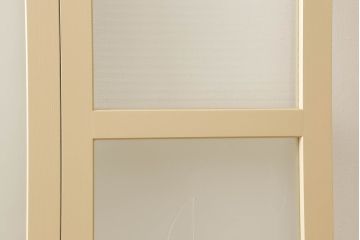 ガラスを4連パーテーションにリメイク!持ち込みのガラス以外に、すりガラス、気泡ガラス、モールガラスを使用。木枠は白ベースにペイント仕上げ。