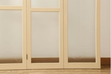 ガラスを4連パーテーションにリメイク!持ち込みのガラス以外に、すりガラス、気泡ガラス、モールガラスを使用。木枠は白ベースにペイント仕上げ。