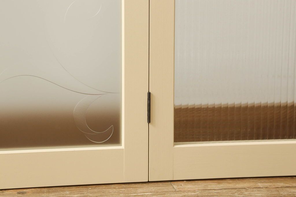 ガラスを4連パーテーションにリメイク!持ち込みのガラス以外に、すりガラス、気泡ガラス、モールガラスを使用。木枠は白ベースにペイント仕上げ。