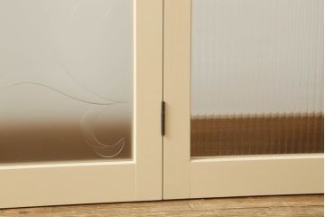 ガラスを4連パーテーションにリメイク!持ち込みのガラス以外に、すりガラス、気泡ガラス、モールガラスを使用。木枠は白ベースにペイント仕上げ。