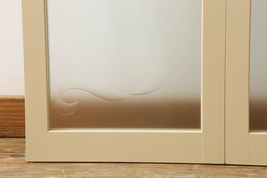 ガラスを4連パーテーションにリメイク!持ち込みのガラス以外に、すりガラス、気泡ガラス、モールガラスを使用。木枠は白ベースにペイント仕上げ。