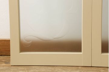 ガラスを4連パーテーションにリメイク!持ち込みのガラス以外に、すりガラス、気泡ガラス、モールガラスを使用。木枠は白ベースにペイント仕上げ。