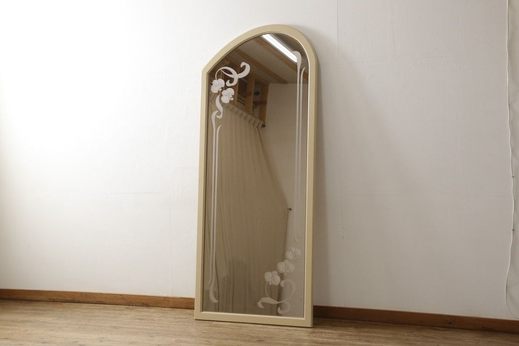 姿見を壁掛け仕様にリメイク!木枠は白ベースの色味にペイント。面取りは、内側を内丸面(大)、外側をシンプルな丸面取りにて。