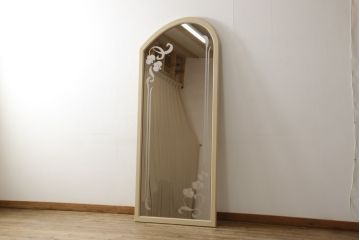 姿見を壁掛け仕様にリメイク!木枠は白ベースの色味にペイント。面取りは、内側を内丸面(大)、外側をシンプルな丸面取りにて。