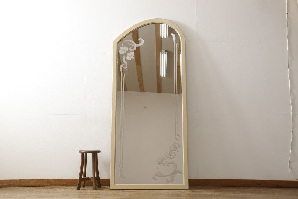 姿見を壁掛け仕様にリメイク!木枠は白ベースの色味にペイント。面取りは、内側を内丸面(大)、外側をシンプルな丸面取りにて。