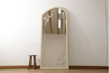 姿見を壁掛け仕様にリメイク!木枠は白ベースの色味にペイント。面取りは、内側を内丸面(大)、外側をシンプルな丸面取りにて。