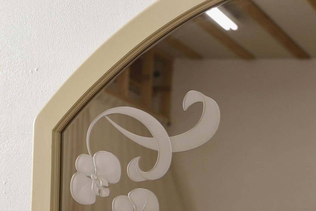 姿見を壁掛け仕様にリメイク!木枠は白ベースの色味にペイント。面取りは、内側を内丸面(大)、外側をシンプルな丸面取りにて。