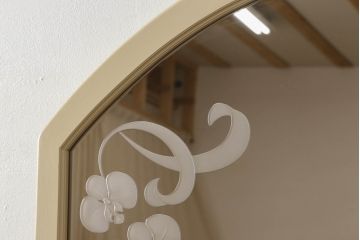 姿見を壁掛け仕様にリメイク!木枠は白ベースの色味にペイント。面取りは、内側を内丸面(大)、外側をシンプルな丸面取りにて。