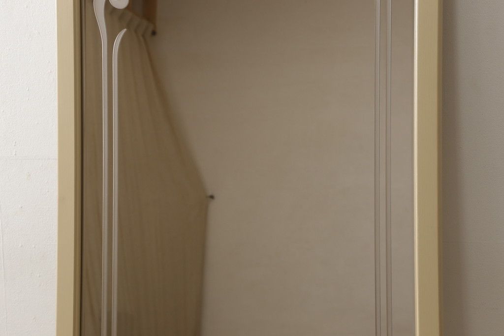 姿見を壁掛け仕様にリメイク!木枠は白ベースの色味にペイント。面取りは、内側を内丸面(大)、外側をシンプルな丸面取りにて。