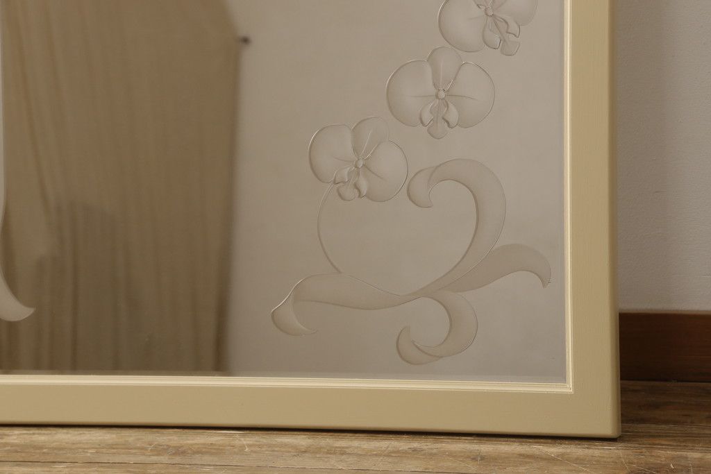 姿見を壁掛け仕様にリメイク!木枠は白ベースの色味にペイント。面取りは、内側を内丸面(大)、外側をシンプルな丸面取りにて。