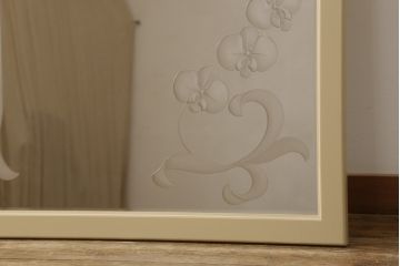 姿見を壁掛け仕様にリメイク!木枠は白ベースの色味にペイント。面取りは、内側を内丸面(大)、外側をシンプルな丸面取りにて。