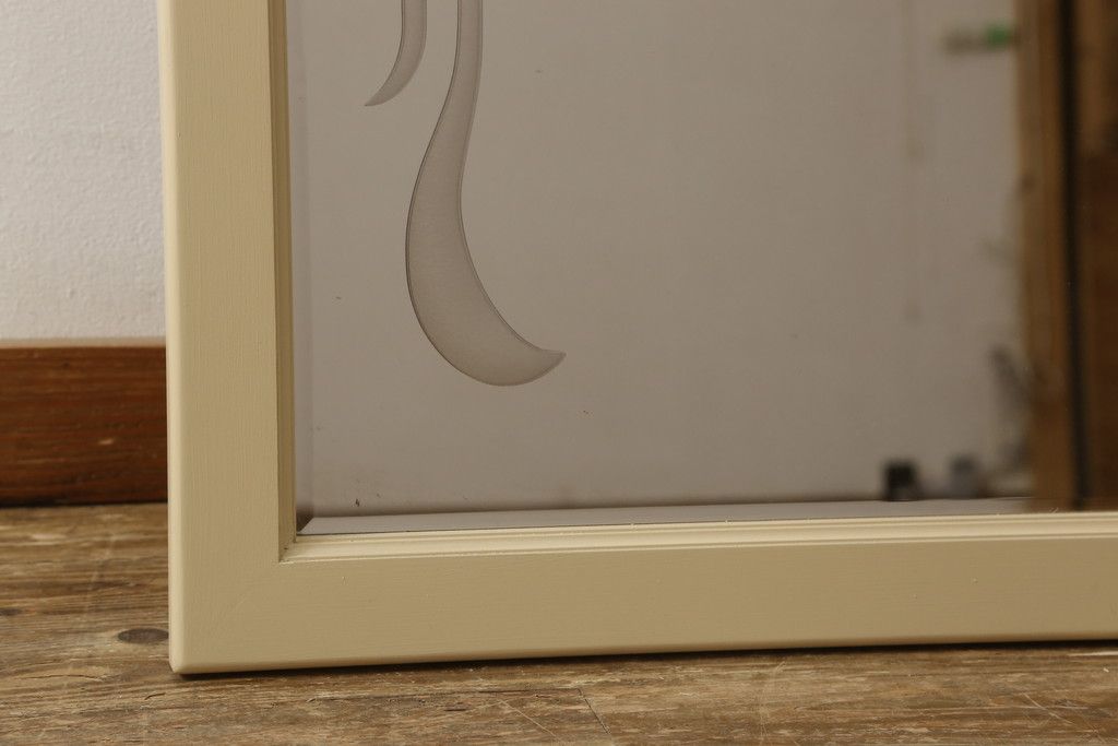 姿見を壁掛け仕様にリメイク!木枠は白ベースの色味にペイント。面取りは、内側を内丸面(大)、外側をシンプルな丸面取りにて。