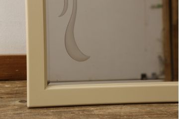 姿見を壁掛け仕様にリメイク!木枠は白ベースの色味にペイント。面取りは、内側を内丸面(大)、外側をシンプルな丸面取りにて。