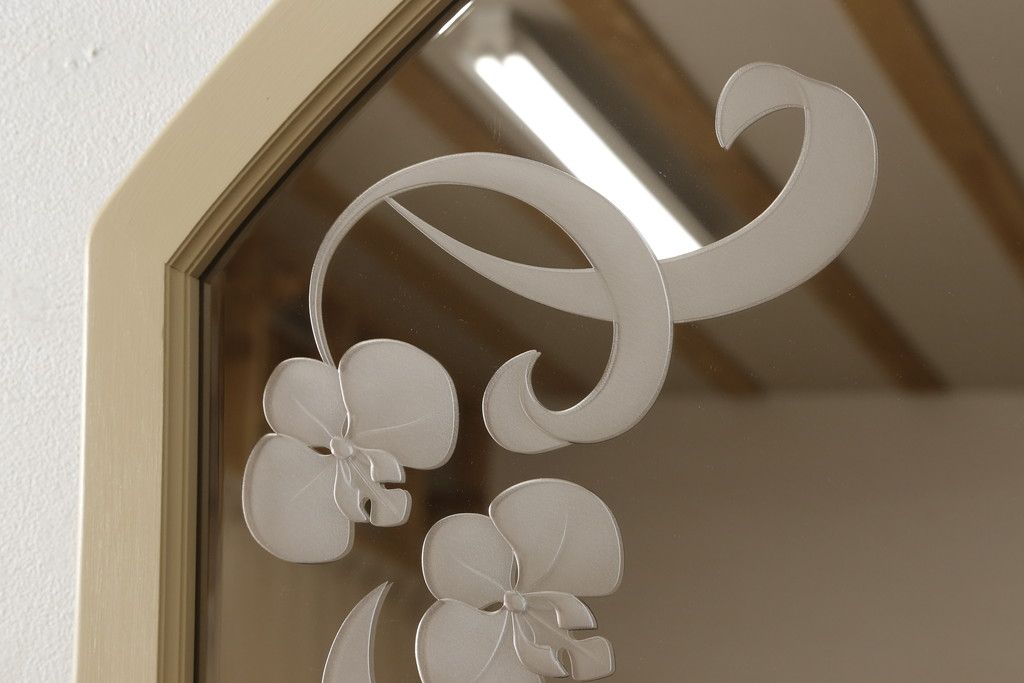 姿見を壁掛け仕様にリメイク!木枠は白ベースの色味にペイント。面取りは、内側を内丸面(大)、外側をシンプルな丸面取りにて。