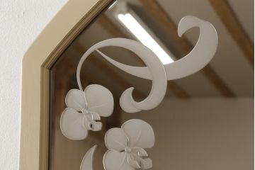 姿見を壁掛け仕様にリメイク!木枠は白ベースの色味にペイント。面取りは、内側を内丸面(大)、外側をシンプルな丸面取りにて。