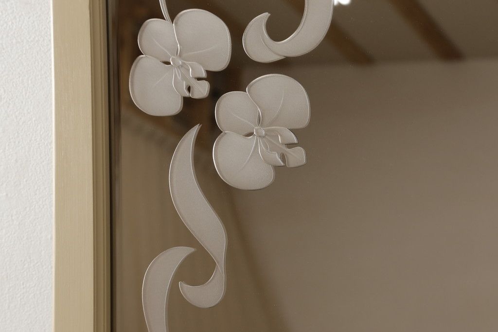 姿見を壁掛け仕様にリメイク!木枠は白ベースの色味にペイント。面取りは、内側を内丸面(大)、外側をシンプルな丸面取りにて。