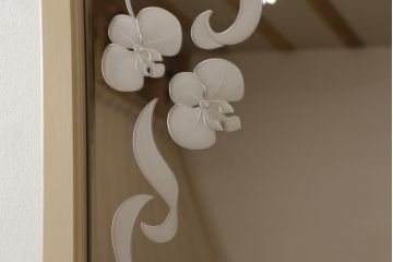 姿見を壁掛け仕様にリメイク!木枠は白ベースの色味にペイント。面取りは、内側を内丸面(大)、外側をシンプルな丸面取りにて。