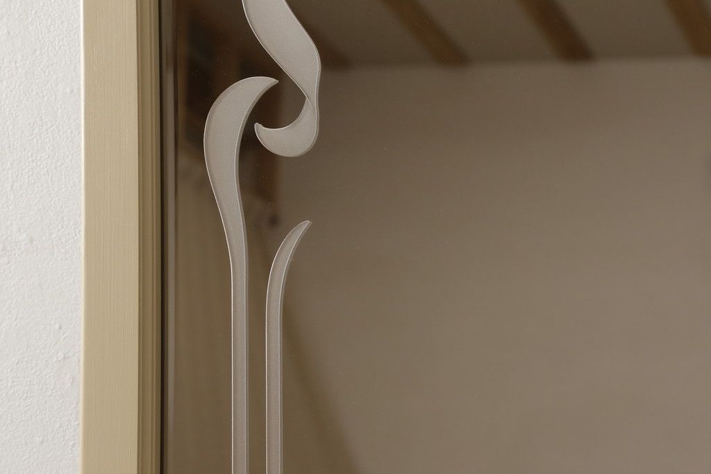 姿見を壁掛け仕様にリメイク!木枠は白ベースの色味にペイント。面取りは、内側を内丸面(大)、外側をシンプルな丸面取りにて。