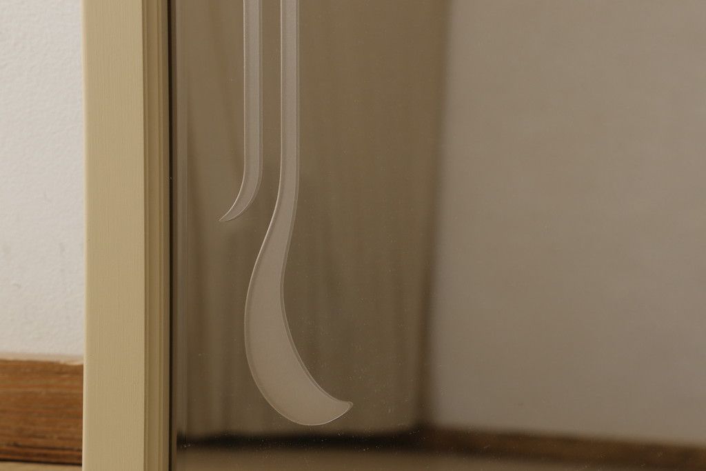 姿見を壁掛け仕様にリメイク!木枠は白ベースの色味にペイント。面取りは、内側を内丸面(大)、外側をシンプルな丸面取りにて。