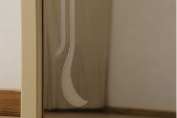 姿見を壁掛け仕様にリメイク!木枠は白ベースの色味にペイント。面取りは、内側を内丸面(大)、外側をシンプルな丸面取りにて。